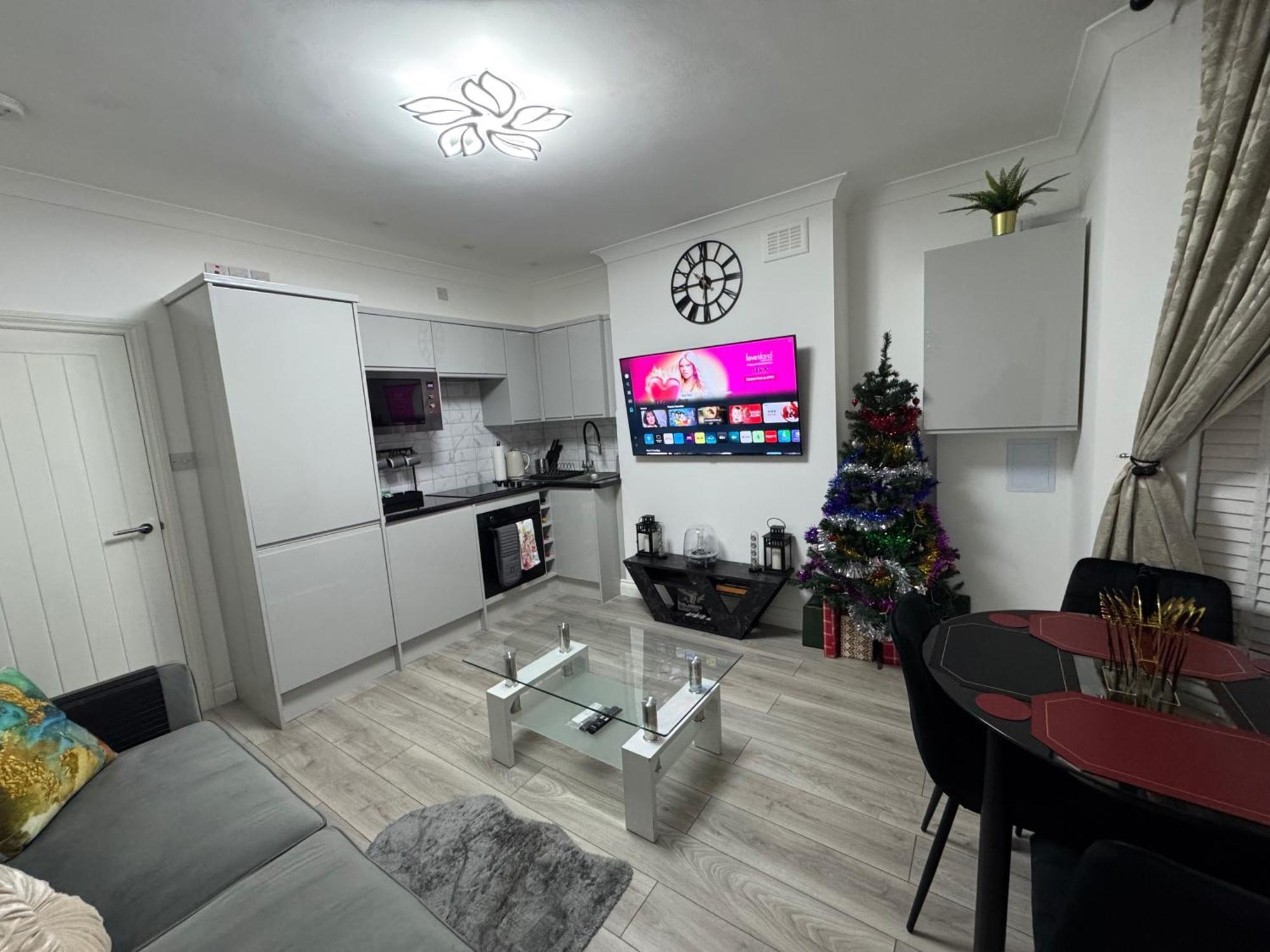 Charming 2 Bedroom In Apartment