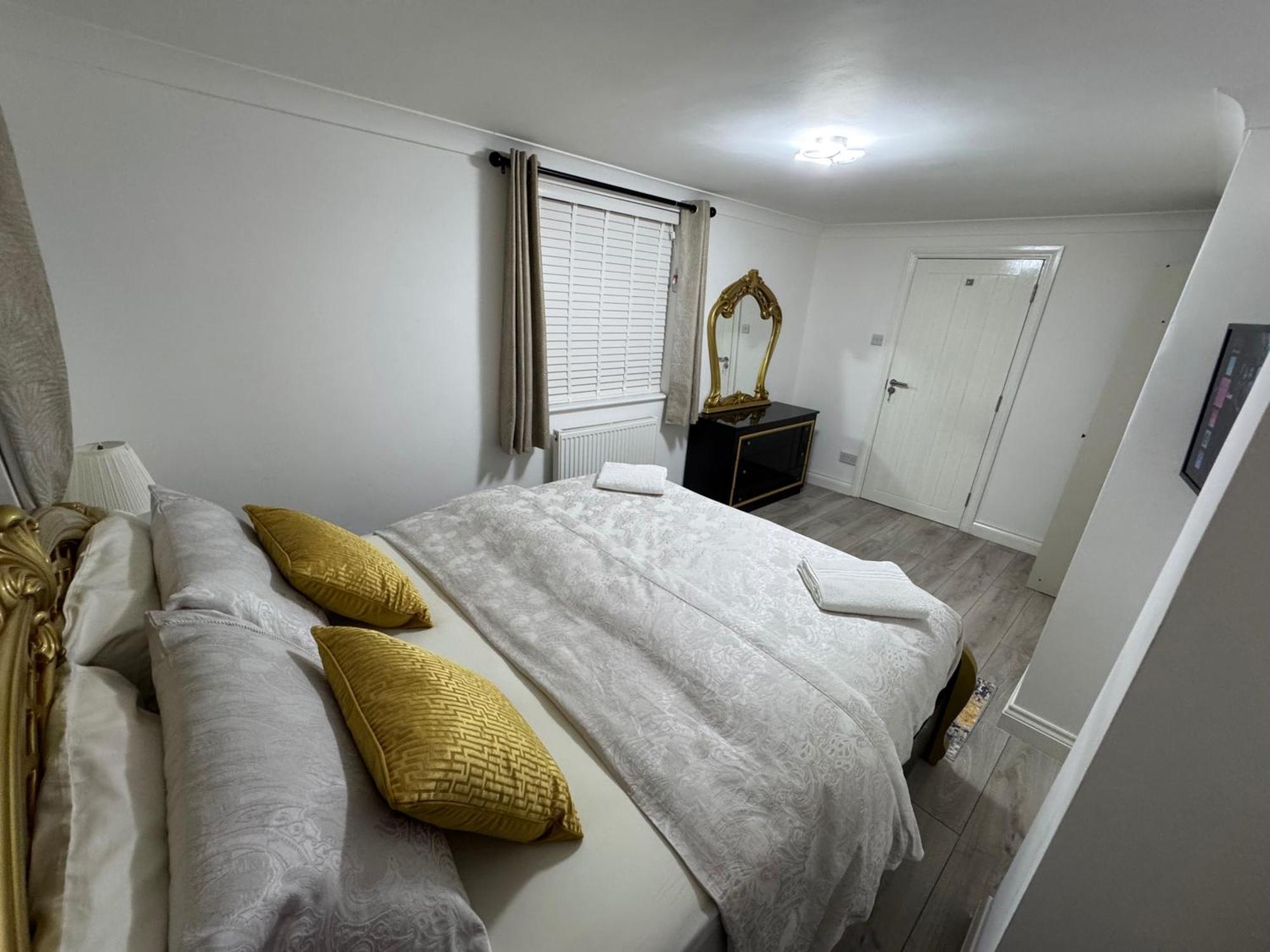 Charming 2 Bedroom In Apartment *